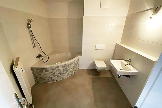 Wohnung mit modernem Badezimmer